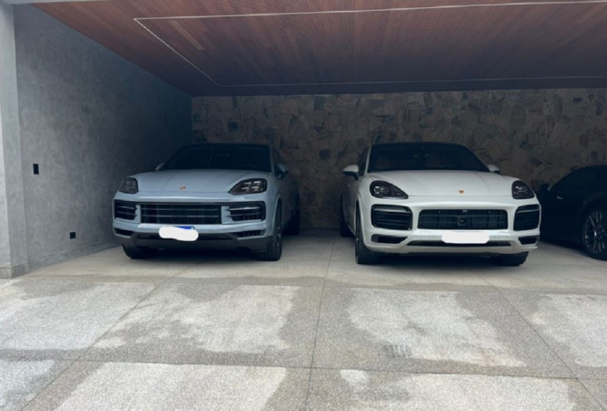 Carros de luxo apreendidos na Operação Sem Desconto da Polícia Federal