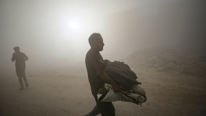 Palestinos deslocados internamente se abrigam depois que um drone israelense lançou uma bomba de fumaça perto do hospital Al Shifa durante uma operação militar israelense na Cidade de Gaza, Faixa de Gaza, em 1º de outubro de 2025. Mais de 66.000 palestinos foram mortos na Faixa de Gaza desde outubro de 2023, de acordo com o Ministério da Saúde palestino, e cerca de 1.200 israelenses foram mortos desde o lançamento de uma campanha militar israelense em resposta a um ataque transfronteiriço do Hamas em 7 de outubro de 2023. EFE/EPA/MOHAMMED SABER