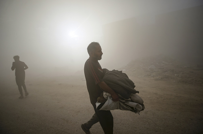 Palestinos deslocados internamente se abrigam depois que um drone israelense lançou uma bomba de fumaça perto do hospital Al Shifa durante uma operação militar israelense na Cidade de Gaza, Faixa de Gaza, em 1º de outubro de 2025. Mais de 66.000 palestinos foram mortos na Faixa de Gaza desde outubro de 2023, de acordo com o Ministério da Saúde palestino, e cerca de 1.200 israelenses foram mortos desde o lançamento de uma campanha militar israelense em resposta a um ataque transfronteiriço do Hamas em 7 de outubro de 2023. EFE/EPA/MOHAMMED SABER