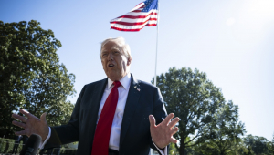 O presidente dos Estados Unidos, Donald Trump, fala com membros da imprensa no South Lawn da Casa Branca antes de embarcar no Marine One, em Washington