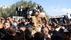 Pessoas cumprimentam prisioneiros palestinos libertados ao chegarem após serem libertados de uma prisão israelense como parte do acordo de libertação entre Israel e Hamas, na cidade de Ramallah, na Cisjordânia, em 13 de outubro de 2025. Como parte do acordo de cessar-fogo entre Israel e Hamas, cerca de 20 prisioneiros israelenses e cerca de 2.000 prisioneiros palestinos estão programados para serem libertados em 13 de outubro. (Ramala) EFE/EPA/ALAA BADARNEH