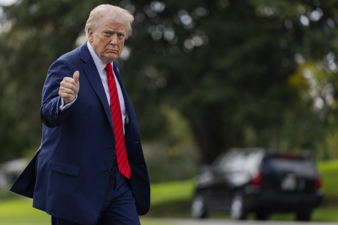 O presidente dos Estados Unidos, Donald Trump, caminha em direção ao Salão Oval após desembarcar do helicóptero Marine One no gramado sul da Casa Branca