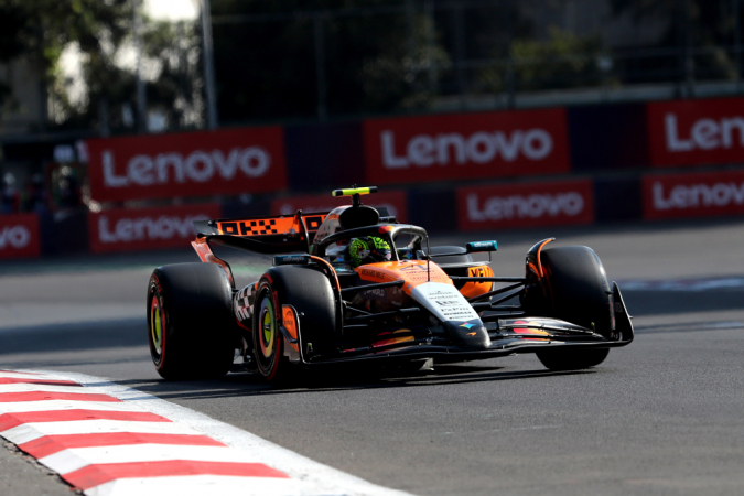 Lando Norris, da McLaren, participa do treino classificatório para o GP do México de Fórmula 1 neste sábado, no Autódromo Hermanos Rodríguez, na Cidade do México