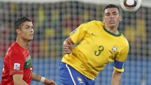 O atacante Cristiano Ronaldo (e), de Portugal, disputa lance com o zagueiro Lúcio, do Brasil, durante partida do Grupo G da Copa do Mundo 2010, realizada no Estádio Moses Mabhida em Durban, África do Sul