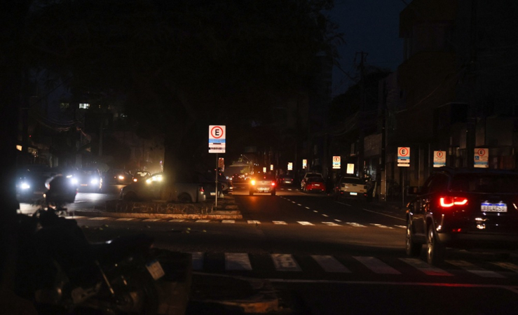 Um apagão no início da noite desta segunda-feira (01), deixou uma parte da cidade de Campo Mourão, na Região Centro-Oeste do Paraná, as escuras