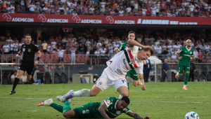 Allan (Palmeiras) derruba Tapia (São Paulo) na área durante partida entre São Paulo e Palmeiras