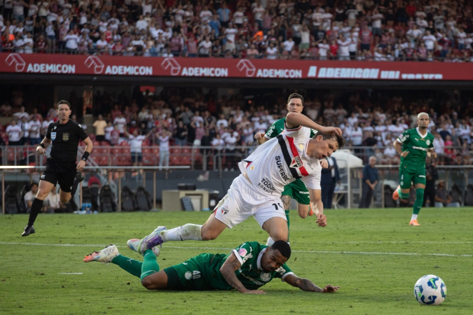 Allan (Palmeiras) derruba Tapia (São Paulo) na área durante partida entre São Paulo e Palmeiras