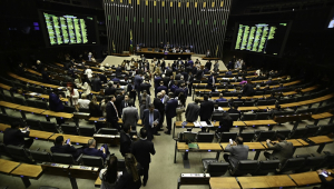 Nesta quarta (8) a Câmara dos Deputados derrubou a pauta da MP alternativas ao aumento do IOF, tributação de títulos de investimentos e cobrança retroativa a bets, após o Centrão articular rejeição com os deputados