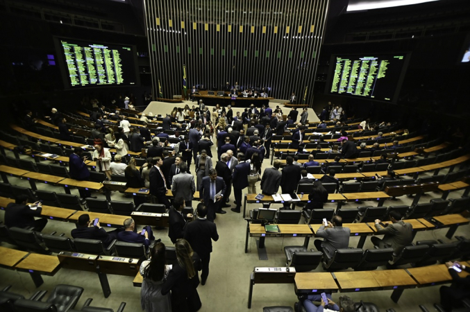 Nesta quarta (8) a Câmara dos Deputados derrubou a pauta da MP alternativas ao aumento do IOF, tributação de títulos de investimentos e cobrança retroativa a bets, após o Centrão articular rejeição com os deputados