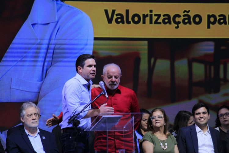 fta20251015023-750x500 Hugo Motta é vaiado em evento de Dia dos Professores com Lula no Rio