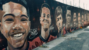 Memorial próximo ao Maracanã em homenagem aos adolescentes das categorias de base do Flamengo mortos na tragédia do Ninho do Urubu, em 2019