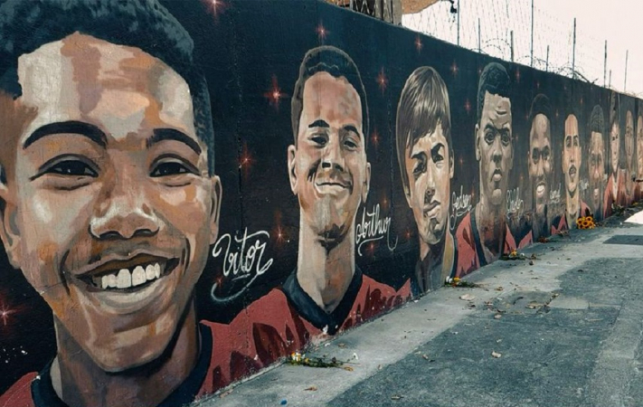 Memorial próximo ao Maracanã em homenagem aos adolescentes das categorias de base do Flamengo mortos na tragédia do Ninho do Urubu, em 2019