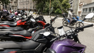 Motos Trabalhador por aplicativo ganha mais, porém tem jornadas mais longas
