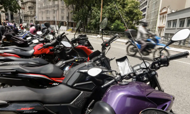 Motos Trabalhador por aplicativo ganha mais, porém tem jornadas mais longas