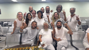 13 brasileiros reunidos na Jorndânia, após serem libertados da prisão em Israel. Crédito: Divulgação / Global Sumud Flotilla.