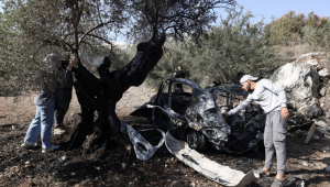 Palestinos observam os destroços de um veículo no local onde três palestinos foram mortos por forças israelenses durante um ataque na vila de Kafr Qud, perto da cidade de Jenin, na Cisjordânia ocupada por Israel, em 28 de outubro de 2025. Forças israelenses mataram três palestinos descritos como membros de uma "célula terrorista" durante um ataque perto de Jenin em 28 de outubro, informou a polícia. A operação na vila de Kafr Qud foi realizada em conjunto pelo exército e pela unidade de elite antiterrorismo da polícia, Yamam.