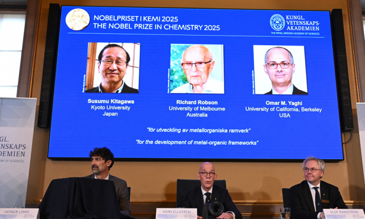 PRINCIPAL FOTOGRAFIA - (Da esquerda para a direita) Heiner Linke, presidente do Comitê Nobel de Química, Hans Ellegren, secretário-geral da Real Academia Sueca de Ciências, e Olof Ramstroem, membro do Comitê Nobel de Química, discursam em uma coletiva de imprensa para anunciar os vencedores do Prêmio Nobel de Química de 2025 na Real Academia Sueca de Ciências, em Estocolmo, Suécia, em 8 de outubro de 2025. Susumu Kitagawa (Japão), Richard Robson, nascido no Reino Unido, e Omar M. Yaghi (EUA-Jordânia) ganharam o Prêmio Nobel de Química de 2025, conforme anunciado em 8 de outubro de 2025. (Foto de Jonathan Nackstrand / AFP)