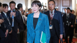 A presidente do Partido Liberal Democrático (PLD) do Japão, Sanae Takaichi (C), caminha antes de assinar um acordo político com o líder do Partido da Inovação do Japão (JIP), Hirofumi Yoshimura, na Dieta em Tóquio, em 20 de outubro de 2025. O LDP do Japão e seu parceiro menor assinaram um acordo de coalizão em 20 de outubro, abrindo caminho para Sanae Takaichi se tornar a primeira mulher premiê do país. Conteúdo relacionado