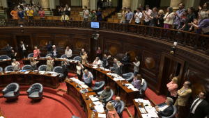 Senadores que votam a favor de um projeto de lei sobre eutanásia e seus defensores comemoram sua aprovação no Palácio Legislativo de Montevidéu, em 15 de outubro de 2025. O Uruguai aprovou uma lei que legaliza a eutanásia sob certas condições, após um debate profundo e extenso no Senado, que resolveu vários anos de idas e vindas parlamentares. O Senado aprovou a lei intitulada "Morte Digna" com 20 votos a favor de 31, tornando o Uruguai parte de uma pequena lista de países que permitem a morte assistida. Na América do Sul, Colômbia e Equador descriminalizaram a eutanásia por meio de decisões judiciais.