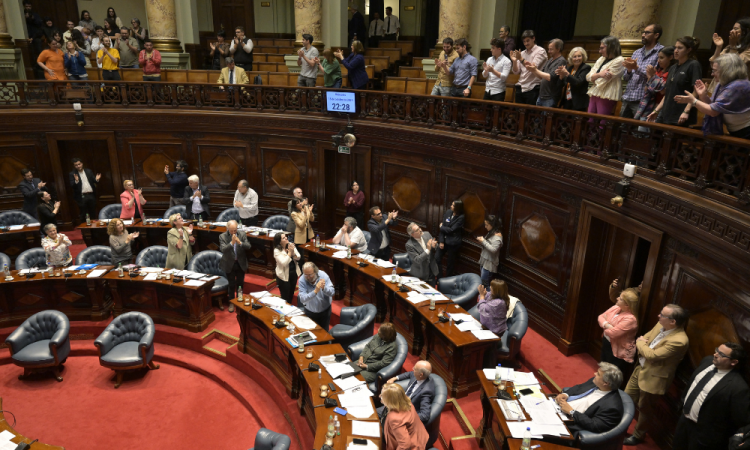 Senadores que votam a favor de um projeto de lei sobre eutanásia e seus defensores comemoram sua aprovação no Palácio Legislativo de Montevidéu, em 15 de outubro de 2025. O Uruguai aprovou uma lei que legaliza a eutanásia sob certas condições, após um debate profundo e extenso no Senado, que resolveu vários anos de idas e vindas parlamentares. O Senado aprovou a lei intitulada "Morte Digna" com 20 votos a favor de 31, tornando o Uruguai parte de uma pequena lista de países que permitem a morte assistida. Na América do Sul, Colômbia e Equador descriminalizaram a eutanásia por meio de decisões judiciais.