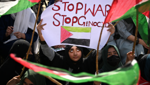 Estudantes e apoiadores do partido político Jamaat-e-Islami se reúnem para expressar sua solidariedade aos palestinos durante um protesto anti-Israel em Islamabad, em 9 de outubro de 2025. Israel e Hamas concordaram, em 9 de outubro, com um acordo de cessar-fogo em Gaza para libertar os reféns restantes, em um passo importante para encerrar uma guerra que matou dezenas de milhares de pessoas e desencadeou uma catástrofe humanitária. (Foto de Aamir QURESHI / AFP)