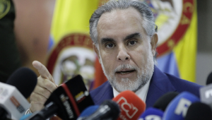 O Ministro do Interior, Armando Benedetti, gesticula enquanto fala durante a apresentação das questões para o referendo patrocinado pelo presidente colombiano Gustavo Petro em Bogotá, em 22 de abril de 2025. (Foto de Andrea ARIZA / AFP)