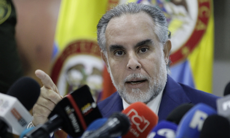 O Ministro do Interior, Armando Benedetti, gesticula enquanto fala durante a apresentação das questões para o referendo patrocinado pelo presidente colombiano Gustavo Petro em Bogotá, em 22 de abril de 2025. (Foto de Andrea ARIZA / AFP)