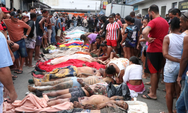 RJ - OPERA&Ccedil;&Atilde;O CONTEN&Ccedil;&Atilde;O/RIO/CV/CORPOS/PRA&Ccedil;A - GERAL - **Aten&ccedil;&atilde;o, conte&uacute;do sens&iacute;vel: esta imagem cont&eacute;m cenas de corpos e viol&ecirc;ncia**. Moradores do Complexo da Penha, na zona norte do Rio de Janeiro, levam ao menos 50 corpos para a Pra&ccedil;a S&atilde;o Lucas, na Estrada Jos&eacute; Rucas, no in&iacute;cio da manh&atilde; desta quarta-feira, 29, ap&oacute;s a megaopera&ccedil;&atilde;o mais letal da hist&oacute;ria do Estado. O ativista Raull Santiago, do Instituto Papo Reto, afirmou que os corpos foram encontrados em uma &aacute;rea de mata na Serra da Miseric&oacute;rdia. Foto: JOSE LUCENA/THENEWS2/ESTAD&Atilde;O CONTE&Uacute;DO