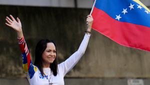 A líder da oposição venezuelana Maria Corina Machado ganha o Prêmio Nobel da Paz de 2025, anunciou o Comitê Nobel Norueguês em 10 de outubro de 2025. A líder da oposição venezuelana Maria Corina Machado agita uma bandeira nacional durante um protesto convocado pela oposição na véspera da posse presidencial, em Caracas, em 9 de janeiro de 2025.