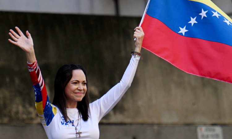 A líder da oposição venezuelana Maria Corina Machado ganha o Prêmio Nobel da Paz de 2025, anunciou o Comitê Nobel Norueguês em 10 de outubro de 2025. A líder da oposição venezuelana Maria Corina Machado agita uma bandeira nacional durante um protesto convocado pela oposição na véspera da posse presidencial, em Caracas, em 9 de janeiro de 2025.