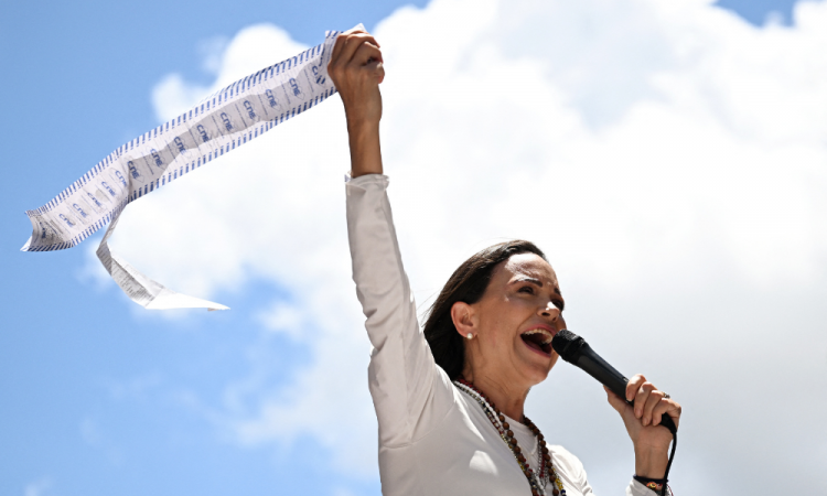 A líder da oposição venezuelana Maria Corina Machado ganha o Prêmio Nobel da Paz de 2025, anunciou o Comitê Norueguês do Nobel em 10 de outubro de 2025. A líder da oposição venezuelana Maria Corina Machado discursa para apoiadores enquanto segura registros eleitorais durante um comício em Caracas em 28 de agosto de 2024.