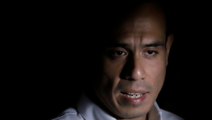 O presidente interino do Peru, José Jeri, fala à imprensa no bairro de San Juan de Miraflores após um incêndio que danificou pelo menos 100 casas em Lima em 11 de outubro de 2025. O governo interino do Peru declarou estado de emergência em 21 de outubro de 2025, em Lima e no porto vizinho de Callao, em um esforço para conter uma onda de violência e extorsão atribuída ao crime organizado.