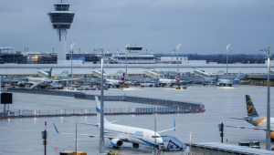 Vista geral do Aeroporto Internacional de Munique, no sul da Alemanha, no início de 20 de fevereiro de 2024. O aeroporto de Munique, na Alemanha, informou que o serviço foi retomado normalmente no início de 3 de outubro de 2025, após vários avistamentos de drones terem forçado seu fechamento no final de 2 de outubro de 2025, o mais recente de uma série de interrupções semelhantes na aviação em toda a Europa. Aeroportos na Dinamarca, Noruega e Polônia suspenderam recentemente voos devido a drones não identificados, enquanto Romênia e Estônia acusaram a Rússia, que minimizou as alegações. (Foto de Michaela STACHE / AFP)