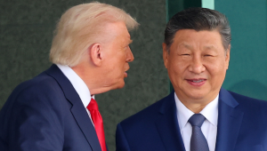 O presidente dos EUA, Donald Trump (à esquerda), e o presidente chinês, Xi Jinping, apertam as mãos após reunião no salão de recepção Naraemaru, dentro de uma base da Força Aérea em Busan, Coreia do Sul, em 30 de outubro de 2025. (Coreia do Sul) EFE/EPA/YONHAP COREIA DO SUL