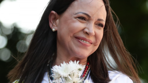 Fotografia de arquivo de 9 de janeiro de 2025 da líder antichavista María Corina Machado em uma manifestação, em Caracas (Venezuela). Machado expressou este passado que seu Prêmio Nobel da Paz 2025 representa um "impulso para concluir" a tarefa de "conquistar a liberdade" em seu país, e senalizou o presidente estadounidense, Donald Trump, e as "nações democráticas do mundo" como aliadas para alcançar esse objetivo. EFE/ Ronald Peña R/ ARQUIVO