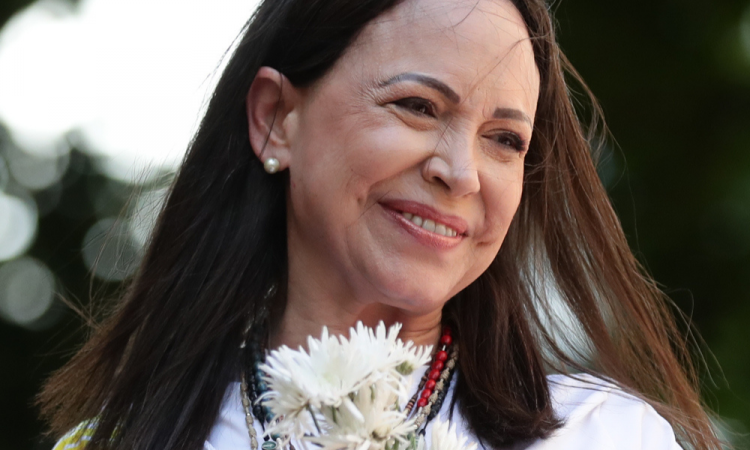 Fotografia de arquivo de 9 de janeiro de 2025 da líder antichavista María Corina Machado em uma manifestação, em Caracas (Venezuela). Machado expressou este passado que seu Prêmio Nobel da Paz 2025 representa um "impulso para concluir" a tarefa de "conquistar a liberdade" em seu país, e senalizou o presidente estadounidense, Donald Trump, e as "nações democráticas do mundo" como aliadas para alcançar esse objetivo. EFE/ Ronald Peña R/ ARQUIVO