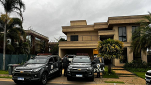 Policiais do Baep durante cumprimento de mandado em casa de alto padrão, em Campinas - Divulgação PM