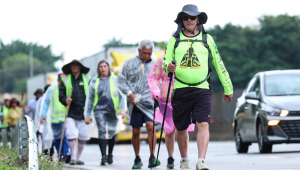 SP - APARECIDA/SP/ROMARIA/DUTRA - GERAL - Romeiros caminham pela Rodovia Presidente Dutra (BR-116), na altura da cidade de Taubaté (SP), rumo ao Santuário de Nossa Senhora Aparecida, nesta sexta-feira, 10 de outubro de 2025. O Dia Nacional da Padroeira do Brasil será celebrado em 12 de outubro. A PRF e outras equipes de segurança montam operações para orientar e proteger os peregrinos. Pontos de apoio, com voluntários e equipes de saúde, também são instalados ao longo da rodovia, oferecendo suporte e primeiros socorros aos romeiros. 10/10/2025 - Foto: VITOR VIDAL/AGÊNCIA F8/ESTADÃO CONTEÚDO