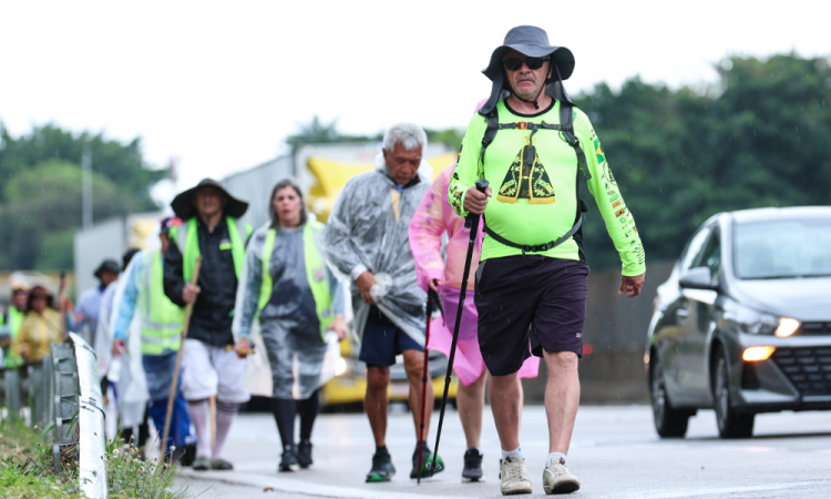 SP - APARECIDA/SP/ROMARIA/DUTRA - GERAL - Romeiros caminham pela Rodovia Presidente Dutra (BR-116), na altura da cidade de Taubaté (SP), rumo ao Santuário de Nossa Senhora Aparecida, nesta sexta-feira, 10 de outubro de 2025. O Dia Nacional da Padroeira do Brasil será celebrado em 12 de outubro. A PRF e outras equipes de segurança montam operações para orientar e proteger os peregrinos. Pontos de apoio, com voluntários e equipes de saúde, também são instalados ao longo da rodovia, oferecendo suporte e primeiros socorros aos romeiros. 10/10/2025 - Foto: VITOR VIDAL/AGÊNCIA F8/ESTADÃO CONTEÚDO