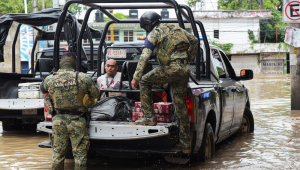 As fortes chuvas que ocorreram em 9 de outubro de 2025 no México causaram duas mortes, além de casas inundadas, deslizamentos de terra e transbordamento de rios em várias partes do país, informou o governo mexicano na sexta-feira. Oficiais da Polícia Naval escoltam um suspeito de roubo em meio às águas da enchente em Poza Rica, Veracruz, México, em 10 de outubro de 2025.