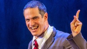 Mateus Solano dá tapa em celular de fã que gravava sua apresentação no teatro