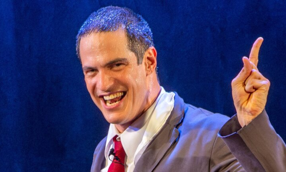 Mateus Solano dá tapa em celular de fã que gravava sua apresentação no teatro