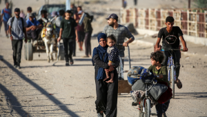 Israel declarou um cessar-fogo em Gaza e começou a retirar suas forças em 10 de outubro, enquanto dezenas de milhares de palestinos exaustos retornavam para suas casas devastadas. Palestinos seguem para a Cidade de Gaza pelo chamado "corredor Netzarim", partindo de Nuseirat, no centro da Faixa de Gaza, em 11 de outubro de 2025.