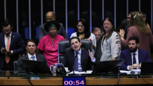 A Câmara dos Deputados rejeitou hoje (22) um recurso contra a votação conclusiva do Projeto de Lei (PL) 3640/23, na Comissão de Constituição e Justiça e de Cidadania (CCJ). O recurso, apresentado pelo Partido Novo, foi rejeitado por 344 votos contra 95. A matéria que trata da regulamentação do regime jurídico das ações concentradas do Supremo Tribunal Federal (STF) agora segue para o Senado.