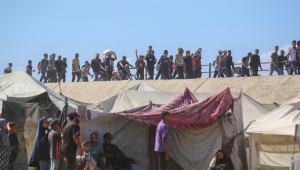 As forças israelenses declararam um cessar-fogo e se retiraram de algumas posições em Gaza em 10 de outubro, enquanto milhares de palestinos deslocados começavam a retornar para casa e as famílias dos reféns de 7 de outubro aguardavam notícias. O gabinete do primeiro-ministro israelense afirmou que o governo havia "aprovado a estrutura" de um acordo de libertação de reféns com o Hamas, à medida que ambos os lados se aproximavam do fim de mais de dois anos de hostilidades em Gaza. Palestinos seguem pela estrada Al-Rashid em direção à Cidade de Gaza, partindo de Nuseirat, no centro da Faixa de Gaza, em 10 de outubro de 2025.