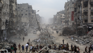 Centenas de milhares de palestinos retornaram à devastada Cidade de Gaza após a entrada em vigor do cessar-fogo entre Israel e o Hamas, enquanto ambos os lados discutem a implementação do plano de 20 pontos do presidente dos EUA, Donald Trump, para encerrar a guerra, que exige o desarmamento do Hamas e que o grupo não se envolva na administração de Gaza no pós-guerra. Palestinos passam por prédios destruídos na Cidade de Gaza em 12 de outubro de 2025.