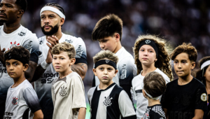 Crianças entrando em campo com os jogadores do Corinthians