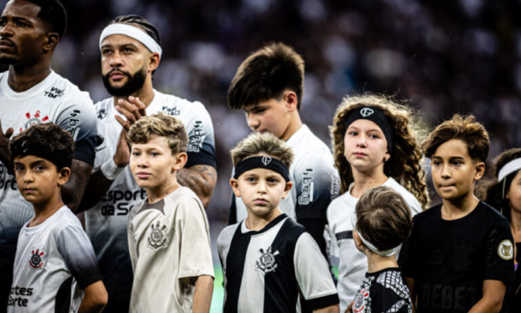Crianças entrando em campo com os jogadores do Corinthians
