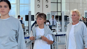 A ativista sueca Greta Thunberg, antes de ser deportada nesta segunda-feira. O ministro das Relações Exteriores israelense informou esta semana que 171 ativistas da flotilha Global Sumud, incluindo Greta Thunberg, foram deportados de Israel para a Grécia e Eslováquia. "Outros 171 provocadores da flotilha Hamás-Sumud, entre eles Greta Thunberg, fueron deportados hoy de Israel para a Grécia e Eslovaquia", enviado em um comunicado em X. EFE/Ministério Exteriores de Israel - SOLO USO EDITORIAL/SOLO DISPONIBLE PARA ILUSTRAR LA NOTICIA QUE ACOMPAÑA (CRÉDITO OBRIGATÓRIO) -