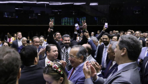 Deputados comemoram a derrubada da MP do IOF na Câmara